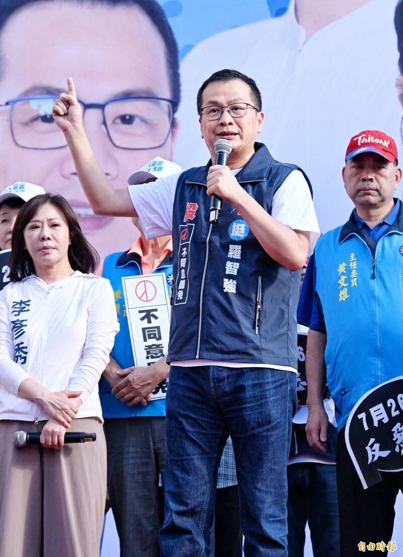 羅智強指出,2週前自己辦公室接到有來電顯示的恐嚇電話,恐嚇要「槍斃」他。(記者方賓照攝) 羅智強指出,2週前自己辦公室接到有來電顯示的恐嚇電話,恐嚇要「槍斃」他。(記者方賓照攝)