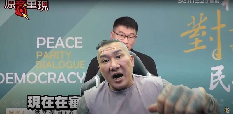 館長在自己頻道直播爆氣回應,自己一個死老百姓、做網紅、開健身房的,現在是沒有言論自由了?(圖擷取自YouTube) 館長在自己頻道直播爆氣回應,自己一個死老百姓、做網紅、開健身房的,現在是沒有言論自由了?(圖擷取自YouTube)