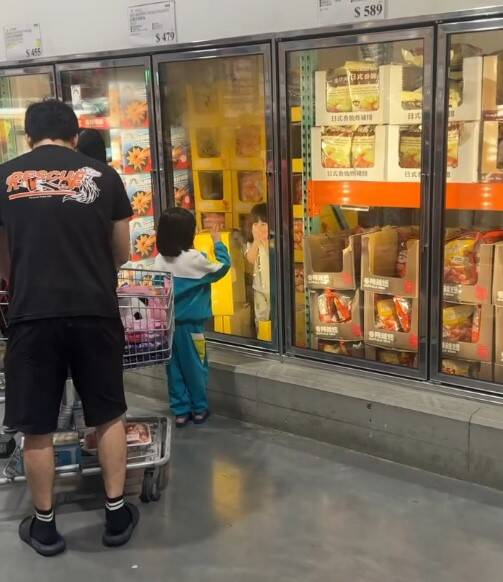 網友發文說,在台中北屯好市多看到家長竟任由孩子躲在賣場冰櫃內玩耍。(圖擷取自@rex.ju/Threads) 網友發文說,在台中北屯好市多看到家長竟任由孩子躲在賣場冰櫃內玩耍。(圖擷取自@rex.ju/Threads)