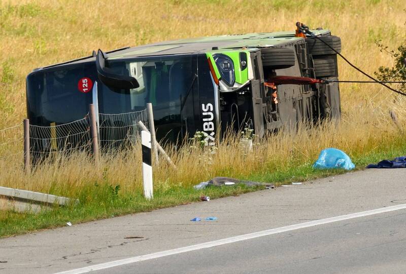 德國北部道路巴士翻覆,造成23人受傷。(路透) 德國北部道路巴士翻覆,造成23人受傷。(路透)