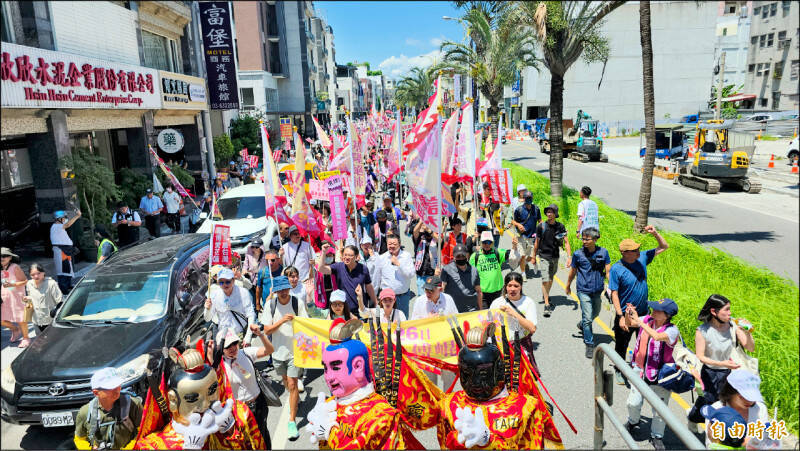 護國大遶境隊伍昨在花蓮集結誓師出發,大批護國香燈腳在三太子前導下,浩浩蕩蕩走過花蓮市國聯二路。(記者花孟璟攝) 護國大遶境隊伍昨在花蓮集結誓師出發,大批護國香燈腳在三太子前導下,浩浩蕩蕩走過花蓮市國聯二路。(記者花孟璟攝)