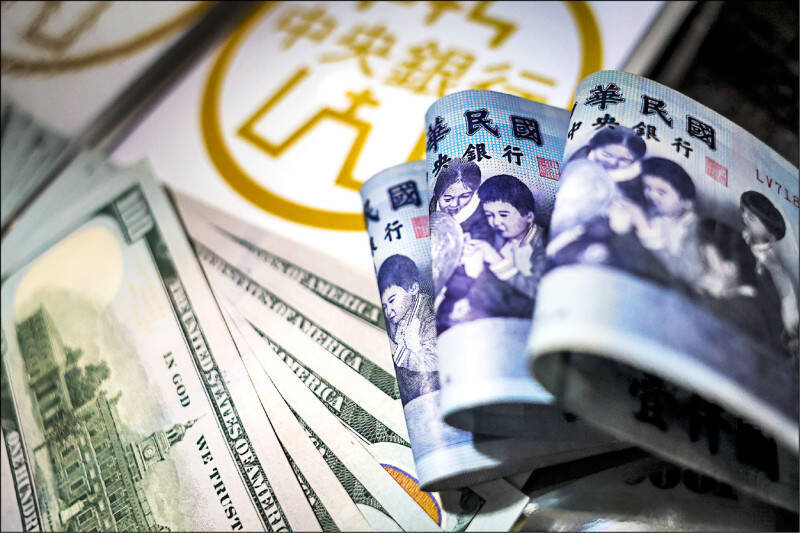 新台幣近期升勢猛烈,中央銀行防外資炒匯,對部分自我管理不佳的外資將祭出「T+1」規定。(中央社資料照) 新台幣近期升勢猛烈,中央銀行防外資炒匯,對部分自我管理不佳的外資將祭出「T+1」規定。(中央社資料照)