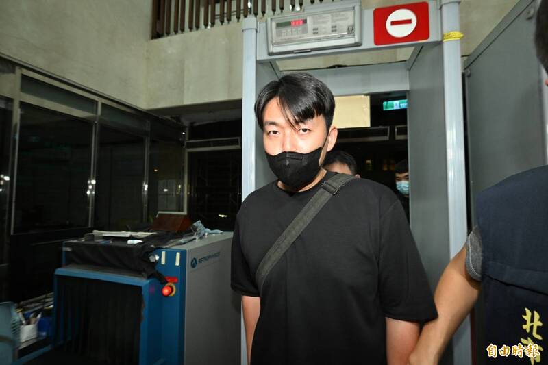 涉嫌在網上轉發參與京華城案的北檢檢察官肖像和全名的戴姓男子,晚間被移送至北檢進行複訊後,今日凌晨北院裁定羈押禁見。(資料照,記者田裕華攝) 涉嫌在網上轉發參與京華城案的北檢檢察官肖像和全名的戴姓男子,晚間被移送至北檢進行複訊後,今日凌晨北院裁定羈押禁見。(資料照,記者田裕華攝)
