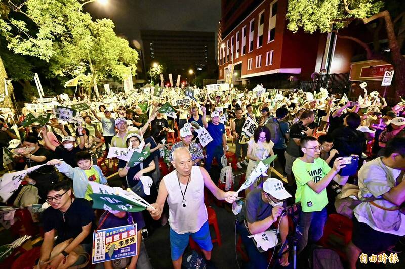 反共護台志工聯盟在立法院外舉辦「罷免是愛，反共護台」公民開講晚會。（記者塗建榮攝）