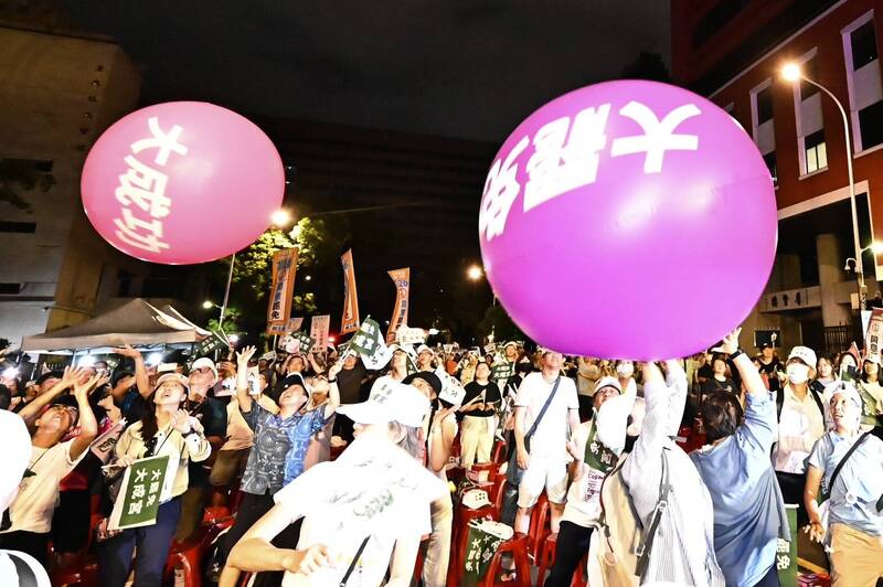 反共護台志工聯盟在立法院外舉辦「罷免是愛，反共護台」公民開講晚會，罷免團體呼籲民眾展現民主韌性及台灣人的勇敢，為了自由民主及下一代出來罷免不適任立委。（記者塗建榮攝）
