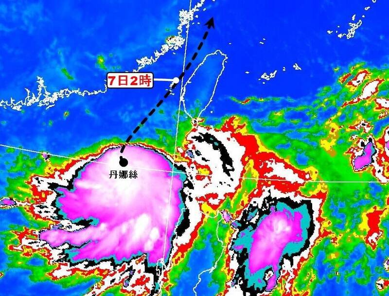 氣象粉專「觀氣象看天氣」稍早發文表示,若依照目前的預測路徑,約在週一(7日)凌晨2點中心位置將來到澎湖附近,因此週日白天起屏東、高雄的風雨就會逐漸增強,東南部雨勢也不小,今日下午至週一台南、桃園以及澎湖也會依序起風和下雨。(圖擷自「觀氣象看天氣」臉書粉專) 氣象粉專「觀氣象看天氣」稍早發文表示,若依照目前的預測路徑,約在週一(7日)凌晨2點中心位置將來到澎湖附近,因此週日白天起屏東、高雄的風雨就會逐漸增強,東南部雨勢也不小,今日下午至週一台南、桃園以及澎湖也會依序起風和下雨。(圖擷自「觀氣象看天氣」臉書粉專)