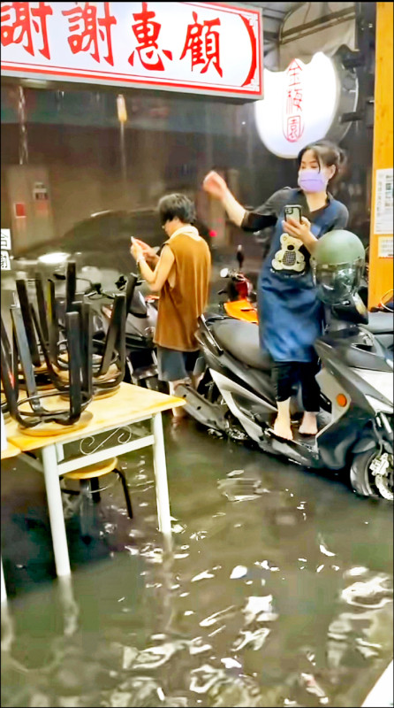 大雨造成逢甲夜市淹水,商家無法做生意。(翻攝自Threads) 大雨造成逢甲夜市淹水,商家無法做生意。(翻攝自Threads)