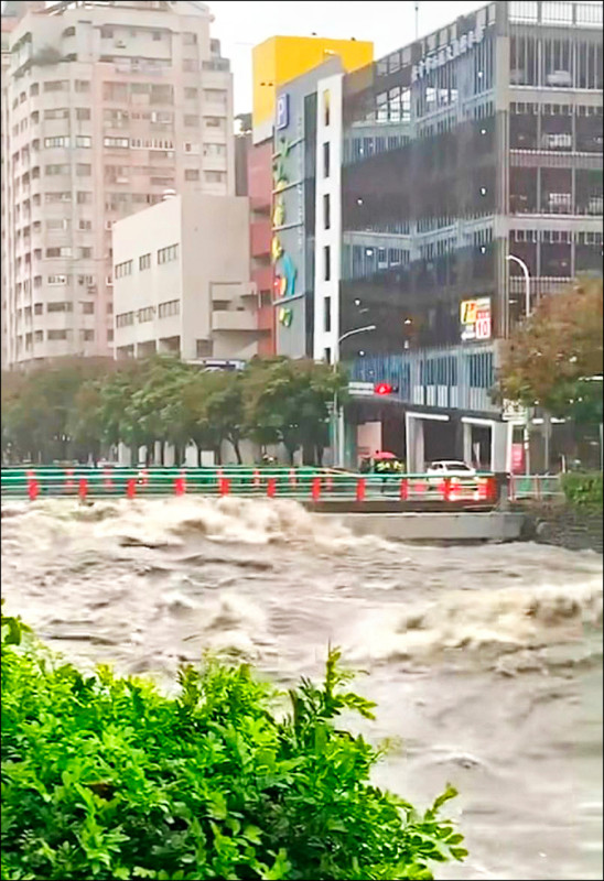台中市大雨,麻園頭溪水位大漲,大浪翻過路面。(翻攝自Threads) 台中市大雨,麻園頭溪水位大漲,大浪翻過路面。(翻攝自Threads)