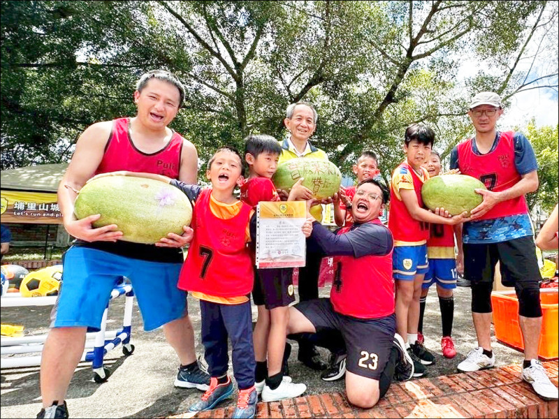 南投埔里鎮西瓜盃親子足球賽,前3名獎盃是大西瓜,頒獎完隨即「殺西瓜」,「獎盃」全被球員吃下肚。(埔里山城足球俱樂部提供) 南投埔里鎮西瓜盃親子足球賽,前3名獎盃是大西瓜,頒獎完隨即「殺西瓜」,「獎盃」全被球員吃下肚。(埔里山城足球俱樂部提供)