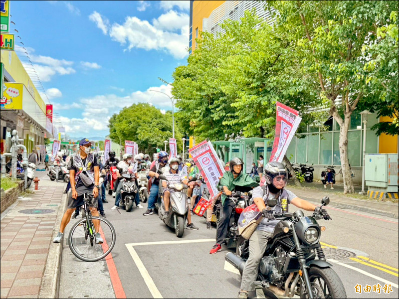雙北串騎活動匯聚十三個罷團,移動騎乘百公里催票。
(記者羅國嘉攝) 雙北串騎活動匯聚十三個罷團,移動騎乘百公里催票。
(記者羅國嘉攝)