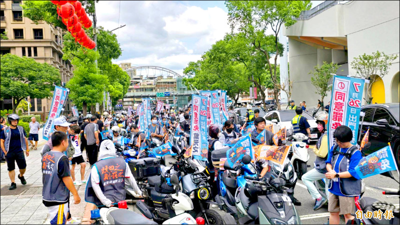 雙北串騎活動匯聚十三個罷團,移動騎乘百公里催票。
(記者黃子暘攝) 雙北串騎活動匯聚十三個罷團,移動騎乘百公里催票。
(記者黃子暘攝)