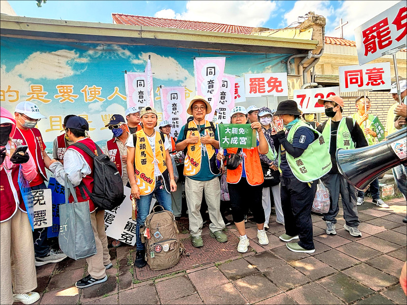 南投罷團為感謝外縣市志工在連署時大力奧援,特別到雲林縣參與罷免立委丁學忠的「拔釘」行動車掃。(「去游除垢」罷團提供) 南投罷團為感謝外縣市志工在連署時大力奧援,特別到雲林縣參與罷免立委丁學忠的「拔釘」行動車掃。(「去游除垢」罷團提供)
