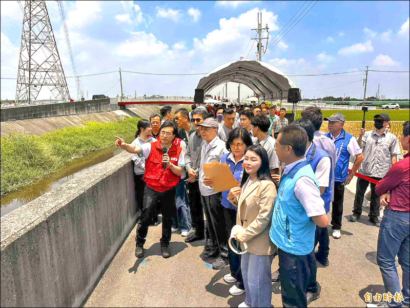 卓榮泰（前排右四）前往大埤延潭大排視察治理工程。（記者李文德攝）