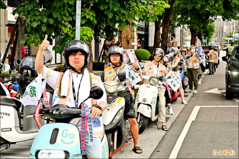 反共護台志工聯盟舉行「雙北串騎青鳥冬鹿．集結濟南路！」活動，文山退葆遊行機車隊在台電大樓捷運站前集結準備出發。（記者田裕華攝）