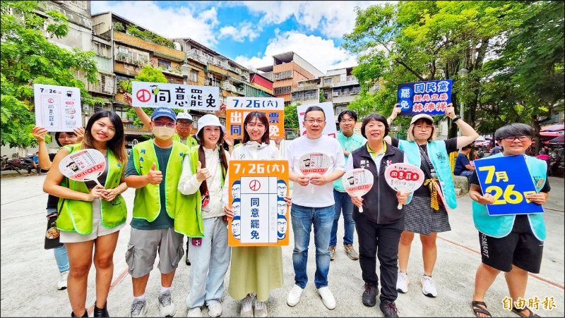 基隆絕沛志工和立委張雅琳（左四）、名嘴陳東豪（左五）等人到市場掃街，呼籲726罷免親中立委。（記者盧賢秀攝）