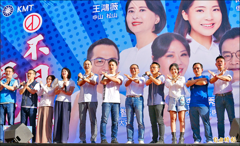 國民黨台北市黨部昨舉行反惡罷大型宣講活動,國民黨主席朱立倫、台北市長蔣萬安、新北市長侯友宜宣講。(記者方賓照攝) 國民黨台北市黨部昨舉行反惡罷大型宣講活動,國民黨主席朱立倫、台北市長蔣萬安、新北市長侯友宜宣講。(記者方賓照攝)