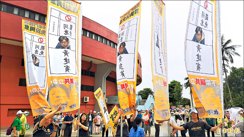 護國大遶境昨在台東體育館集結後徒步掃街。(記者黃明堂攝) 護國大遶境昨在台東體育館集結後徒步掃街。(記者黃明堂攝)