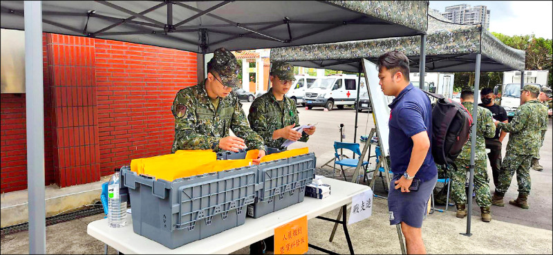 六軍團步兵二○六旅將實施全旅教召,步二營召員昨到桃園市龜山區樂善寺報到。(記者周敏鴻攝) 六軍團步兵二○六旅將實施全旅教召,步二營召員昨到桃園市龜山區樂善寺報到。(記者周敏鴻攝)