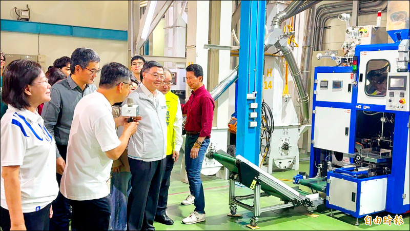 行政院長卓榮泰(左三)昨日到雲林縣斗南鎮農會精米工廠視察「公糧儲備情形」,並檢視產業糧食全面升級成效。(記者李文德攝) 行政院長卓榮泰(左三)昨日到雲林縣斗南鎮農會精米工廠視察「公糧儲備情形」,並檢視產業糧食全面升級成效。(記者李文德攝)