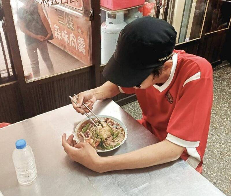 黑戶青年遭父親長期養在小套房,沒報戶口、沒有身份,也從未就學,心智如小學生。(資料照,蘇乙青提供) 黑戶青年遭父親長期養在小套房,沒報戶口、沒有身份,也從未就學,心智如小學生。(資料照,蘇乙青提供)
