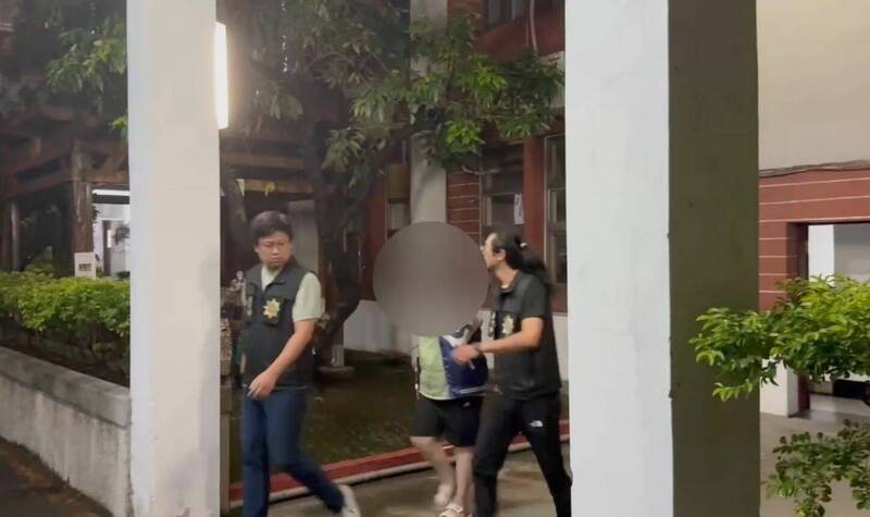 綽號李團長的李女依詐欺罪移送後15萬元交保,並限制出境出海。(民眾提供) 綽號李團長的李女依詐欺罪移送後15萬元交保,並限制出境出海。(民眾提供)