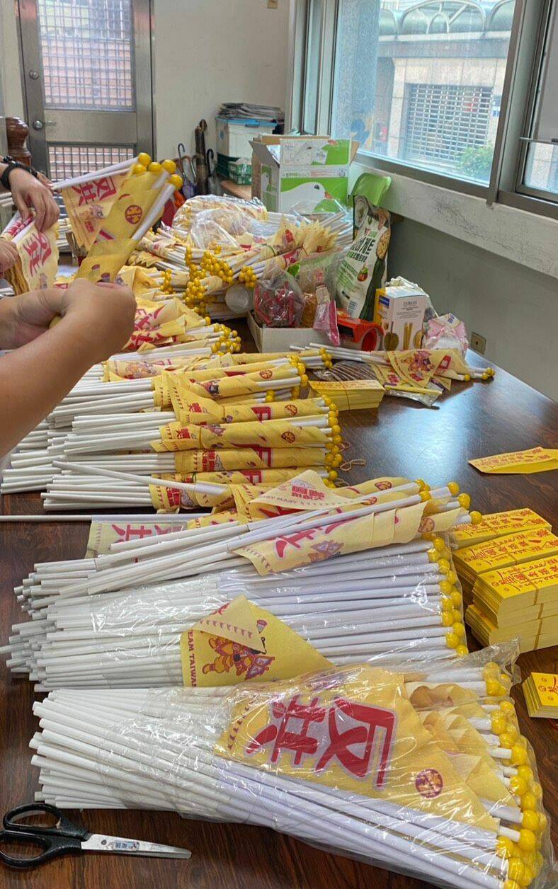 民進黨中市黨部分發護國大遶境限定版的進香旗、符令及飄飄帶給黨籍市議員。（民進黨中市黨部提供）