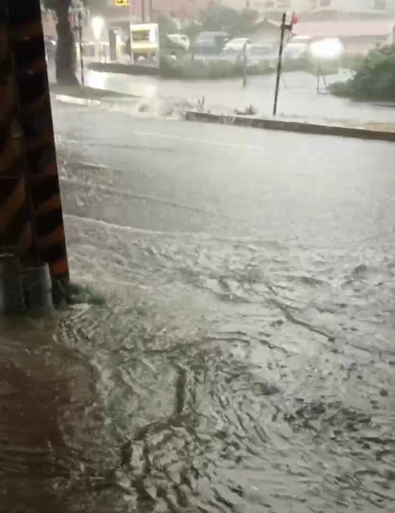 5日大雨,造成市區多處淹水,福科路也積水嚴重。(陳淑華提供) 5日大雨,造成市區多處淹水,福科路也積水嚴重。(陳淑華提供)