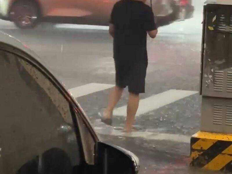 西區美村路一處停車場積水到腳踝。(黃守達提供) 西區美村路一處停車場積水到腳踝。(黃守達提供)