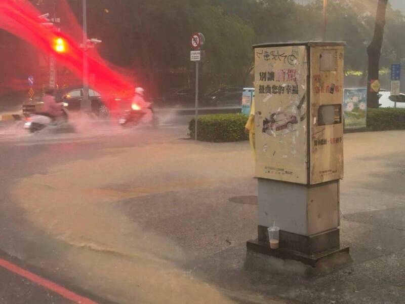 市區秋紅谷四周道路嚴重積水(林祈烽提供) 市區秋紅谷四周道路嚴重積水(林祈烽提供)