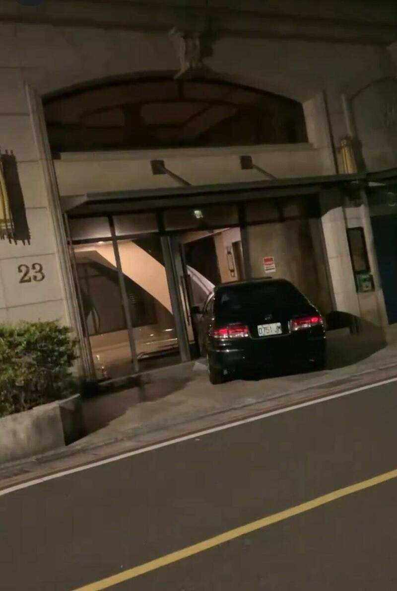 楊姓男子因投資糾紛,駕車撞破合夥人社區大門。(民眾提供) 楊姓男子因投資糾紛,駕車撞破合夥人社區大門。(民眾提供)
