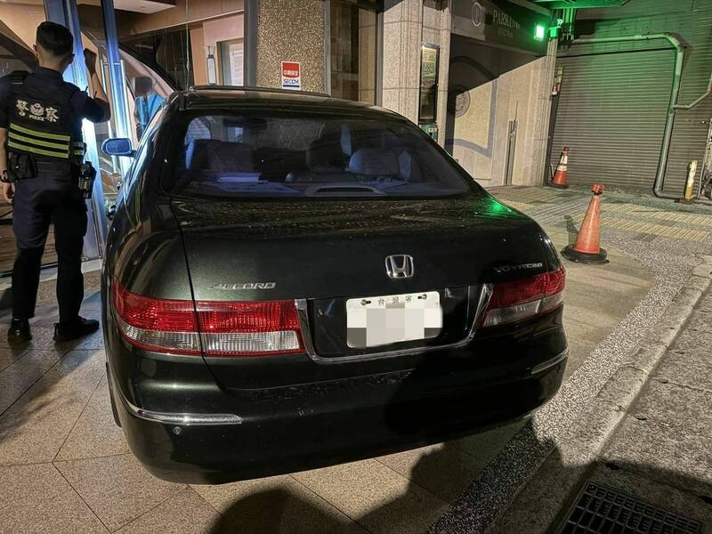 楊姓男子因投資糾紛,駕車撞破合夥人社區大門。(民眾提供) 楊姓男子因投資糾紛,駕車撞破合夥人社區大門。(民眾提供)