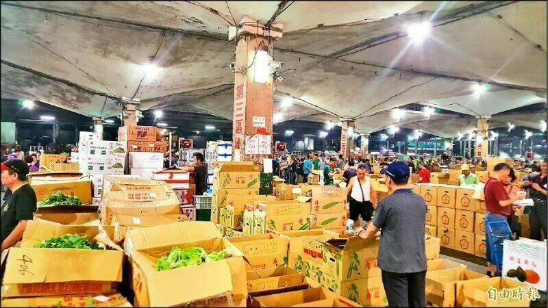 受丹娜絲颱風即將入侵預期心理影響,加上週一休市,台北批發市場今菜價比昨天上漲超過1成。(資料照) 受丹娜絲颱風即將入侵預期心理影響,加上週一休市,台北批發市場今菜價比昨天上漲超過1成。(資料照)