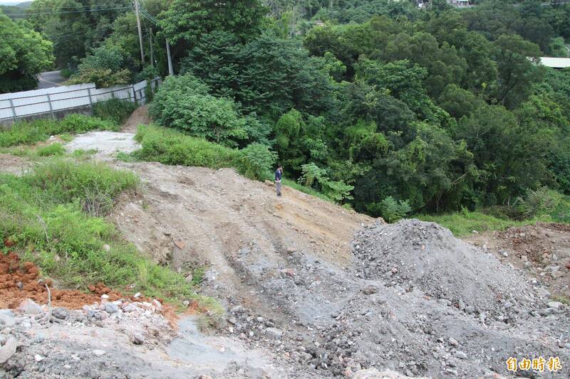 新竹縣寶山鄉三叉凸非法棄土場就緊鄰圖左的峰城路。(記者黃美珠攝) 新竹縣寶山鄉三叉凸非法棄土場就緊鄰圖左的峰城路。(記者黃美珠攝)