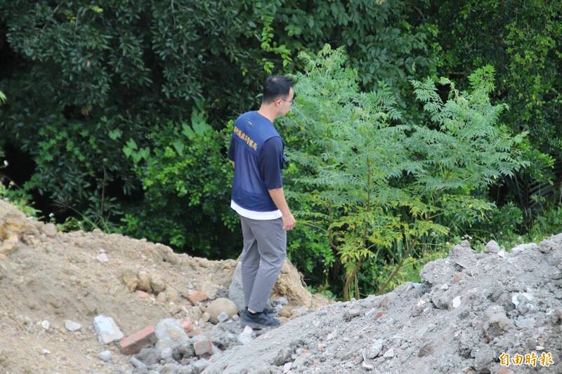 原本難以到達的山谷,因為偷倒業者邊倒、邊填,讓竹東警分局偵查隊員得以徒步就能下切,調查現場被偷倒的廢棄物種類和數量。(記者黃美珠攝) 原本難以到達的山谷,因為偷倒業者邊倒、邊填,讓竹東警分局偵查隊員得以徒步就能下切,調查現場被偷倒的廢棄物種類和數量。(記者黃美珠攝)
