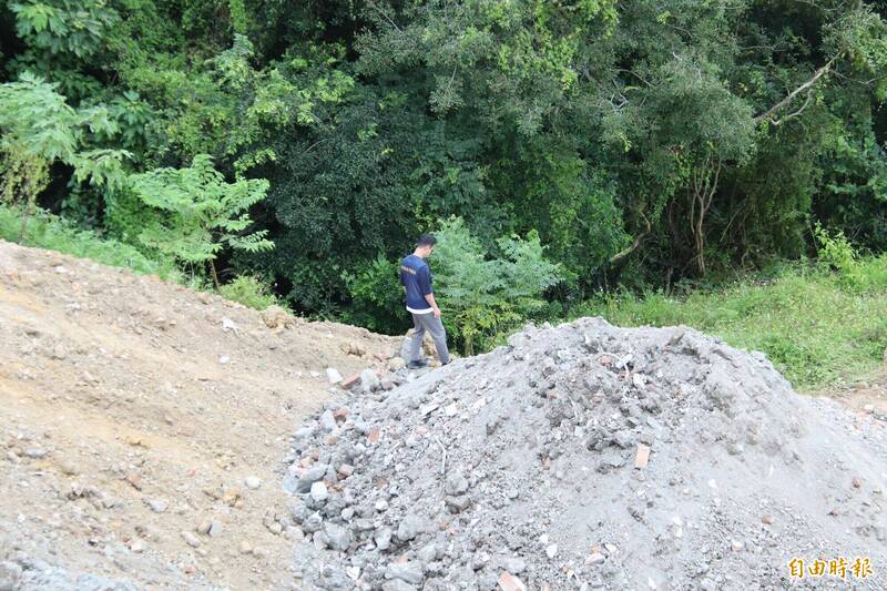 原本難以到達的山谷,因偷倒者邊倒、邊填的行徑,讓竹東警分局偵查隊員徒步就能下切山谷,調查現場被偷倒的廢棄物種類和數量。(記者黃美珠攝) 原本難以到達的山谷,因偷倒者邊倒、邊填的行徑,讓竹東警分局偵查隊員徒步就能下切山谷,調查現場被偷倒的廢棄物種類和數量。(記者黃美珠攝)