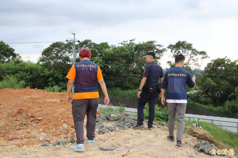 新竹縣竹東警分局偵查隊會同寶山所警員到場勘驗非法棄土的不法行徑有多嚴重。(記者黃美珠攝) 新竹縣竹東警分局偵查隊會同寶山所警員到場勘驗非法棄土的不法行徑有多嚴重。(記者黃美珠攝)