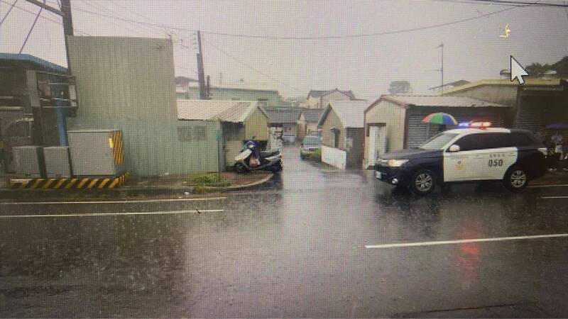 國中女生違規穿越馬路被撞飛，警方獲報前往處理。（民眾提供）