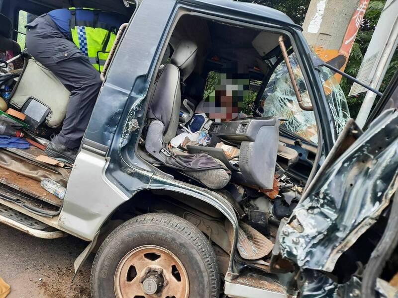 72歲老翁開車載妻撞上電桿,車頭變形2人受困獲救。(民眾提供) 72歲老翁開車載妻撞上電桿,車頭變形2人受困獲救。(民眾提供)