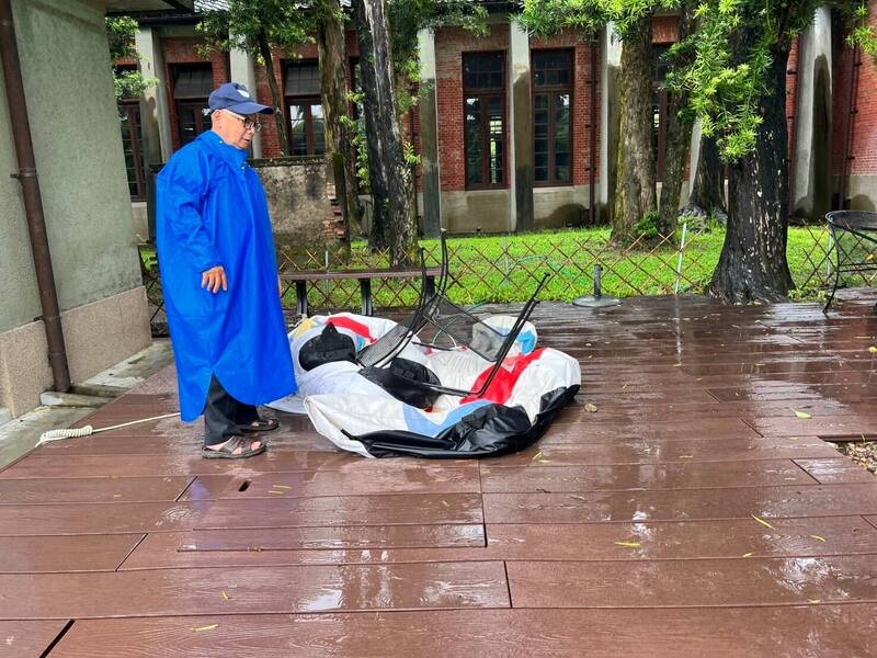 台南山上花園水道博物館工作人員將巷仔Niau消氣收納,以避免因強風受損。(館方提供) 台南山上花園水道博物館工作人員將巷仔Niau消氣收納,以避免因強風受損。(館方提供)