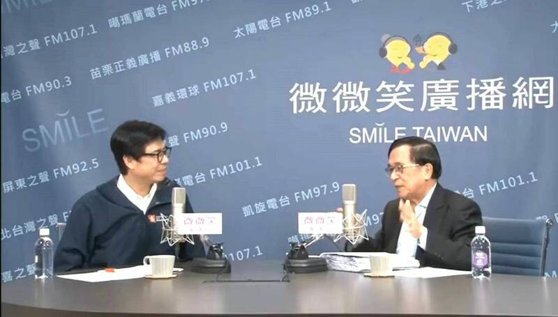 陳其邁(左)接受陳水扁(右)預錄的廣播節目專訪。(記者葛祐豪翻攝) 陳其邁(左)接受陳水扁(右)預錄的廣播節目專訪。(記者葛祐豪翻攝)