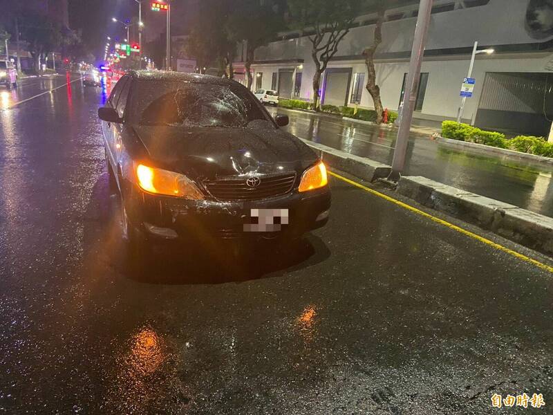 轎車撞擊機車後,前擋風玻璃碎成蜘蛛網狀。(民眾提供) 轎車撞擊機車後,前擋風玻璃碎成蜘蛛網狀。(民眾提供)