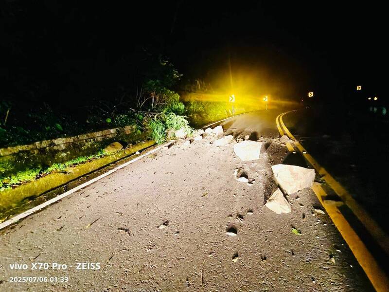 阿里山公路72公里處今天清晨1時02分發生落石。(圖由嘉義縣政府提供) 阿里山公路72公里處今天清晨1時02分發生落石。(圖由嘉義縣政府提供)