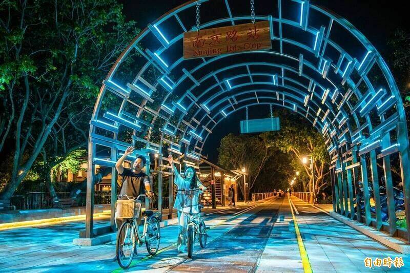嘉油鐵馬道光環境由50盞流線光速燈打造「光廊隧道」。(資料照) 嘉油鐵馬道光環境由50盞流線光速燈打造「光廊隧道」。(資料照)