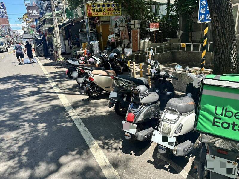 桃園中壢近年來人多車也多，中壢警分局統計，違規停車檢舉報案量占總報案量60％。（警方提供）