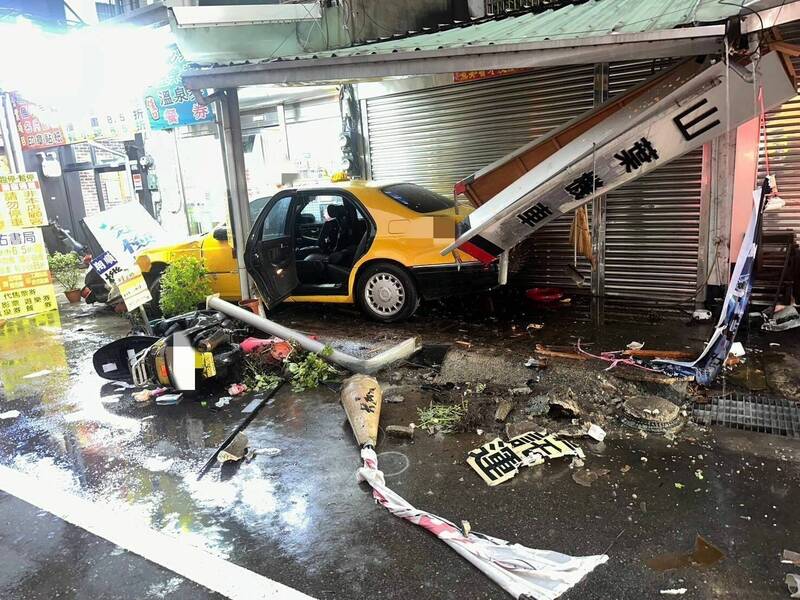 楊姓駕駛經送醫搶救仍宣告不治。（民眾提供）
