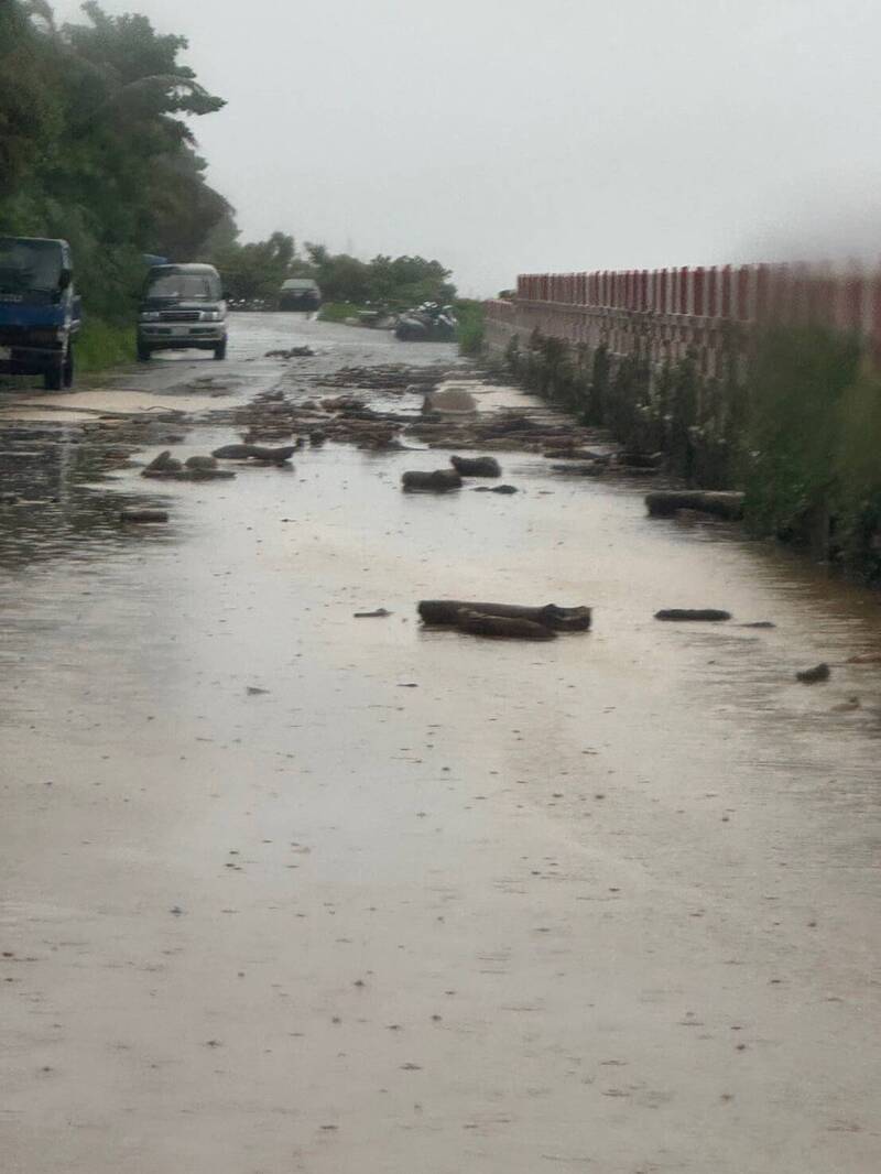 蘭嶼多處道路佈滿落石,山洪滾滾。(民眾陳畇潼提供) 蘭嶼多處道路佈滿落石,山洪滾滾。(民眾陳畇潼提供)