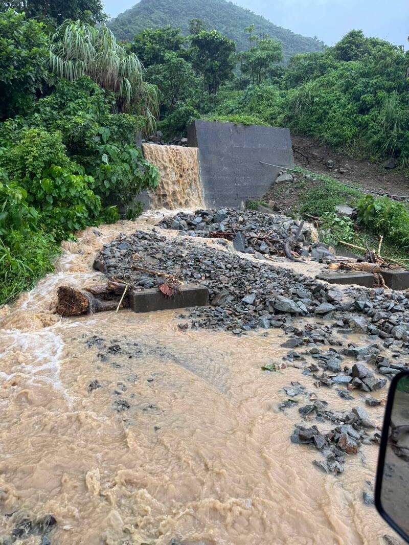 蘭嶼多處道路佈滿落石,山洪滾滾。(民眾陳畇潼提供) 蘭嶼多處道路佈滿落石,山洪滾滾。(民眾陳畇潼提供)
