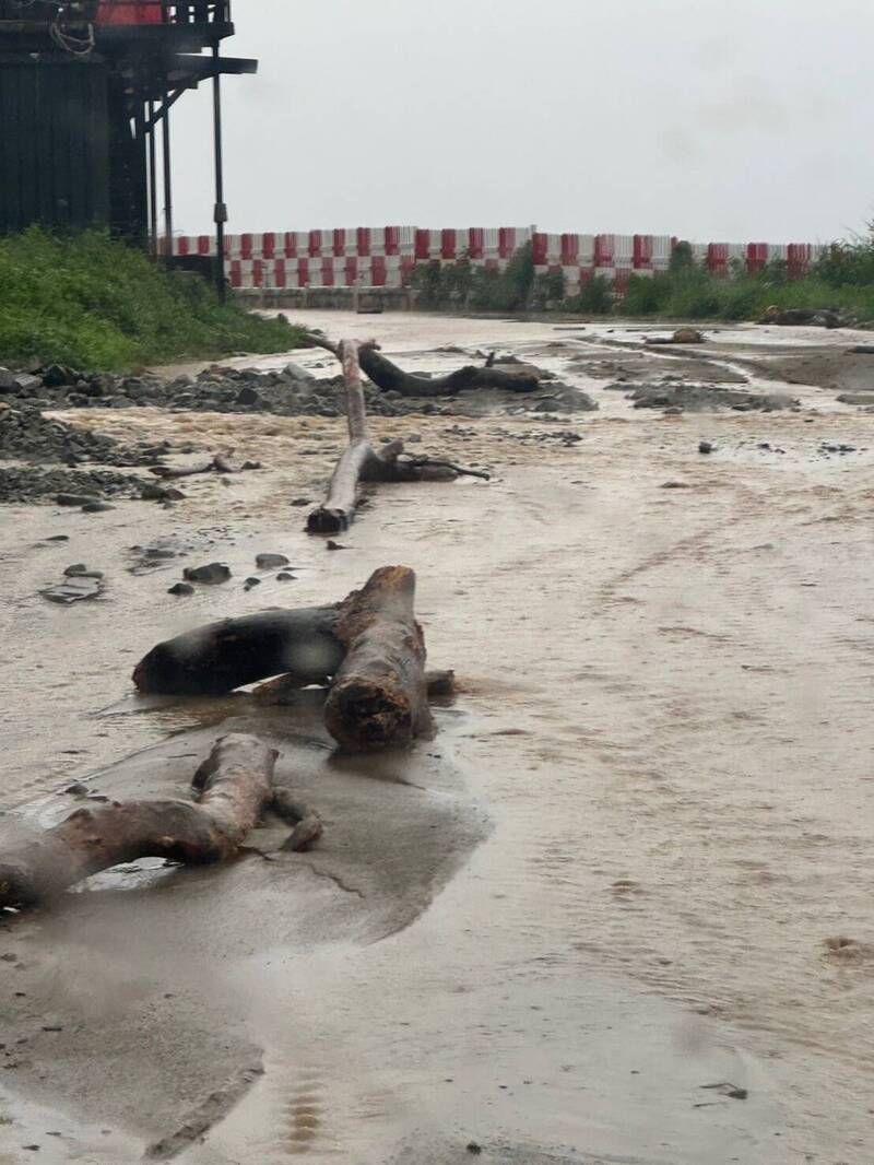 蘭嶼多處道路佈滿落石,山洪滾滾。(民眾陳畇潼提供) 蘭嶼多處道路佈滿落石,山洪滾滾。(民眾陳畇潼提供)
