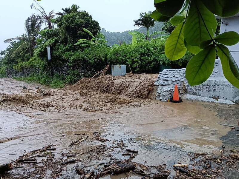 蘭嶼多處道路佈滿落石,山洪滾滾。(民眾陳畇潼提供) 蘭嶼多處道路佈滿落石,山洪滾滾。(民眾陳畇潼提供)