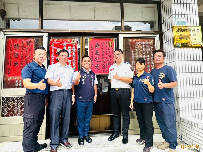 嘉義縣議員黃啟豪(左3)貼紅榜恭喜高級救護技術員何政壕獲得全國「十大傑出救護技術員」。(記者蔡宗勳攝) 嘉義縣議員黃啟豪(左3)貼紅榜恭喜高級救護技術員何政壕獲得全國「十大傑出救護技術員」。(記者蔡宗勳攝)